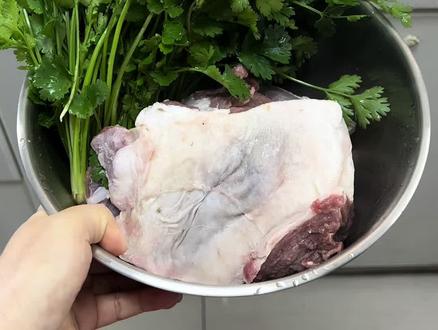 湖北人的冬天离不开锅子,今天做的羊肉锅子,热乎乎的一锅,吃完一点也不冷~#羊肉锅 #天冷了吃点啥 #家常菜 #武汉美食 #美食