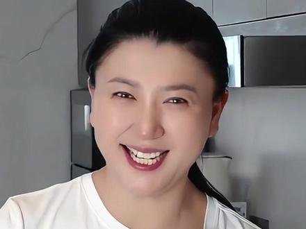 明明儿子年收入几十万,为何闫学晶却还要“哭穷”?真实原因曝光才知是我外行了#53岁女演员闫学晶哭穷引争议 #闫学晶 #闫学晶哭穷 #内容启发搜索 #娱乐评论大赏