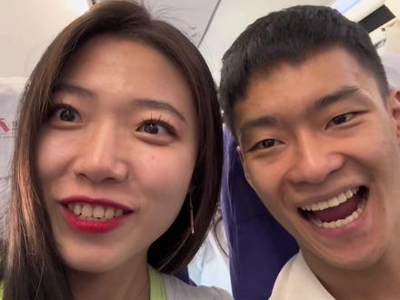 中奖了!飞机座位空间比高铁还狭窄,而且还没有窗#国庆 #起飞🛫 #情侣日常 #旅行vlog