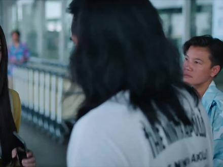 双轨 #新剧来袭 #姜暮 #虞书欣 #何与 #因为一个片段看了整部剧姜暮的父母离异,母亲姜迎寒找了新丈夫之后,姜暮一直不肯搬过去一起住,因为她和哥哥靳朝约定过,只要住在原来的家,他一定会回来看她。姜迎寒告诉姜暮,靳朝一直没什么像样的工作,又不是她亲哥,她父亲也已经再婚,姜暮很震惊,直接飞往曼市找哥哥。