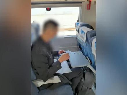 律师高铁霸位不让通行,女子耐心沟通,律师:你智商是不是有问题 #社会百态 #律师高铁拒绝让行 #霸座男