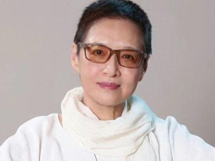 1980年,台湾第一美人胡因梦,嫁给大18岁的狂人李敖。115天后,婚姻碎了。
离婚后,李敖在书里、节目里、微博上骂了她整整30多年,最著名的羞辱是:“美人便秘,与常人无异。”
全台湾等着看她崩溃、回骂、垮掉。
她只做了一件事:沉默。不辩解、不回击、不上节目撕扯。
35岁,事业巅峰,她宣布退出演艺圈,远赴美国攻读心理学,转行做翻译。
47岁意外怀孕,当单亲妈妈,产后抑郁8年。最难时,看着两个月大的女儿哭闹,她恨不得把她摔地上。
就在那一刻,她理解了自己恨了半辈子的母亲——母爱不是天生的,是需要学习的。
她把这一切写进自传《生命的不可思议》:“要想维系一份情感,期望越少越好;没有任何期待,便能无条件地爱。”
2018年李敖去世,她没发一个字、不表态、不消费、不卖惨。那个被伤得体无完肤的女人,用沉默证明了:真正的赢,不是把对方骂回去,而是活成一个不需要他道歉也能好好过的人。
如今的胡因梦70多岁,住在台北普通公寓里,每天翻译、写作、带外孙。有人问她这辈子最后悔什么?她说:“没有。那三个月的婚姻让我学会了——人不能把命交到别人手里。”
💔 爱错了人没关系,重要的是你能不能从废墟里站起来,重新把自己活明白。
#胡因梦 #李敖 #台湾第一美人 #生命的不可思议 #女性成长