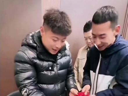 毛洋洋带团队人员,欢迎杜坤带团队来参加千金的满月宴。#杜坤参加毛洋洋千金满月宴 #毛、杜一家亲。#毛洋洋 #杜坤 #毛洋洋团队