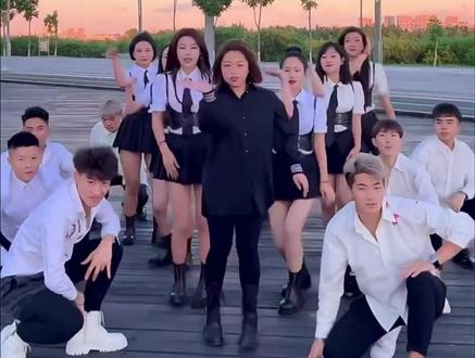 小黄飞携全网美女演绎原创歌曲《老娘驾到》#小黄飞