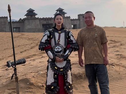 热烈欢迎好友陶桃前来拍摄 身披甲胄,策马旷野,落日之下尽显将军风范。
期待成片!#甲胄骑马 #女将军花木兰 #陶桃 #甲胄 #乘风爱摄影📷 @抖音热门