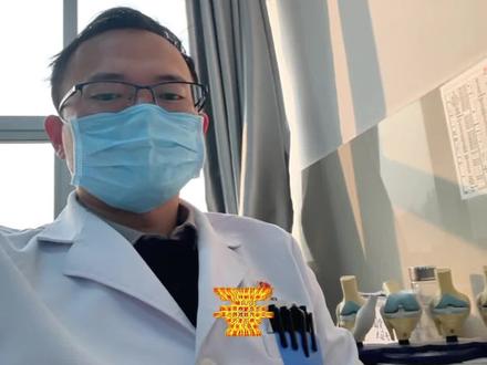 美国五年前就亮出黑框警告,中国现在才跟进修订说明书,这中间的“时间差”确实反映出一些值得深思的问题。核心问题在于:风险警示的滞后性。美国FDA在2020年就要求孟鲁司特钠说明书加入黑框警告,并严格限制其使用。而中国直到2025年底才完成说明书修订,且警示力度仍弱于美国。这种滞后性可能低估用药风险,导致用药决策不够审慎。背后原因复杂,但监管效率与利益博弈难脱干系。一方面,中国药品监管体系对本土数据的评估流程较长,需更多病例积累才能推动修订;另一方面,孟鲁司特钠市场庞大,涉及多家药企利益,企业可能对风险提示持保守态度。此外,临床超说明书用药现象普遍,进一步模糊了风险认知。对患者来说,关键是要提高警惕。建议用药前务必与医生充分沟通,严格遵医嘱,尤其关注儿童用药后的情绪和行为变化。#生活服务热点中心 #健康科普破圈计划 #流感 #儿童咳嗽 #孟鲁司特钠