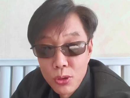 农村过年 两闺女自娱自乐