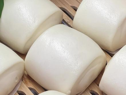 全网最适合新手的馒头教程,就学吧,零失败!手残党必学
配方:低筋面粉250克(适合喜欢松软口感)
白糖30克
纯牛奶130克
猪油10克
酵母2克
关于面粉,低筋更松软无嚼劲,喜欢有嚼劲用高筋。
视频里出现两种保姆级馒头技巧
第一种是后酵母法,无需担心酵母没有完全融合,只要把酵母用少量水化开就可以
第二种是二倍瓶盖法,怡宝的瓶盖,9克面皮(一定是9克刚刚好),面皮发酵出来跟瓶盖一样厚就可以
发酵:
常温找个温暖出处,发酵需要密封盖好。
也可以把馒头放在蒸锅里,底部用35°温水去发酵。
瓶盖里的面皮没有2倍就不蒸,肉眼看得出来的
发酵好的馒头需要锅里加水煮开后,再放馒头上去蒸10分钟。猛火快蒸#馒头 #保姆级教程 #新中式馒头 #在家做美食