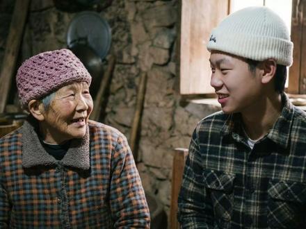 “小时候不理解老人为什么喜欢坐门口,一坐就是一天” #热门