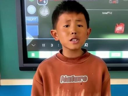 谁懂啊!被好朋友拒绝后委屈到上台唱歌,一开口直接唱碎了全校老师校长的心,这小表情这歌声,听着听着就红了眼眶😭 小学生唱歌唱哭全校 #委屈到破防 #校园里的治愈瞬间 #这歌声谁顶得住啊 #说说这一年