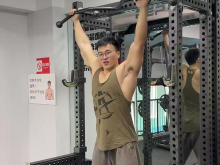 很多人太小看单杠拉背了,多角度多幅度