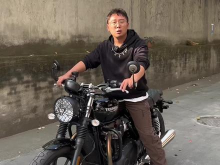 凯旋速度双缸900,凯旋复古车,确实挺好看的,声音好听#凯旋摩托 #复古摩托车 #二手摩托车 #街双 #哈雷
