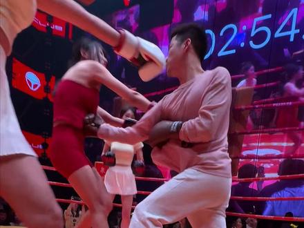 帅哥一对三硬刚,美女拳手全力输出#美女拳击比赛 #比赛现场 #泉州天宫酒吧 #擂台 #热血沸腾