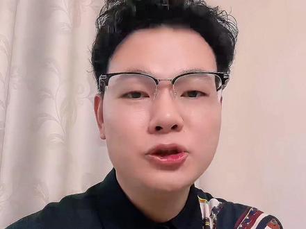 很多人看完《给阿嬷的情书》,第一反应就是没看懂!
大部分人一开始,都把它当成一部讲男女情爱、谈风花雪月的爱情片。还有不少观众吐槽,这部电影太朴素、太平淡,没有狗血冲突,没有大场面,格局太小,根本拿不到国际大奖,完全不值反复回味。
可绝大多数人,只盯着情爱纠葛看,完全没读懂这部电影真正的深度,漏掉了全片最戳心、最核心的内核。
这部叫《给阿嬷的情书》的电影,通篇从头到尾,讲的根本不是爱情,只有两个字:情义!
通篇电影都在讲一个情义,因为情义,同乡才会收留木生,因为情义,狄公才会教小孩识字读书,因为情义,阿公才会自己掏腰包贿赂警官掩护狄公,因为情义,木生才会冒火救下南枝父亲,因为情义,南枝才会凑钱寄给淑柔,因为情义木生才会给黑老大跑船,留了一大笔钱给南枝,因为情义,木生才会帮助隔壁船赶强盗而丧命,因为情义,邮信局排队寄信的大家才会凑钱给素不相识的陌生人报平安,因为情义,南枝烧掉讣告,扮演木生给淑柔几十载精神寄托,因为情义,淑柔跟木生一样,敢冲出来叫醒大家抓小偷,因为情义,淑柔知道儿子结婚的钱是木生死后南枝寄的,坚持要凑钱还回去,因为情义,那些小孩长大才会捐赠一所所学校以木生命名。
它没有华丽的台词,没有刻意的煽情,全是乱世里普通人最朴素的善良与坚守。
电影从开头到结尾,用无数小人物的选择,清清楚楚告诉我们一个最实在的道理:做人要有情义,无情无义的人不值得交往。
这才是《给阿嬷的情书》能口碑逆袭、全网破防的根本原因。比起轰轰烈烈的爱情,跨越山海、代代相传的人间情义,才最动人、最长久。#给阿嬷的情书 #电影推荐 #治愈催泪 #潮汕电影 #后劲最大的电影