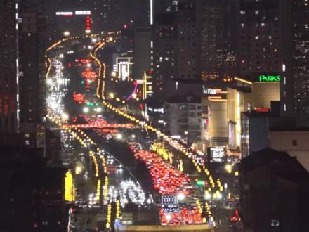 灯火照归人 古城迎新春。 洪武坐镇,马跃大同,岁岁平安。大同不夜城,洪武守安宁
一墙灯火,千年大同
帝王气象,人间年味
登大同古城,览平城风华
#大同古城 #大同城墙 #今日天镇 #中国年大同味 #来大同狠放松 @大同市旅游集散中心 @大同文旅 @今日大同