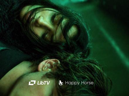 全网首发|HappyHorse1.0现已登陆LibTV 🐎放马过来——
✅视频生成三模式:支持文生视频、图生视频、参考图生成视频,可生成15秒多镜头叙事、多画幅适配及1080P超分输出。
✅视频编辑双功能:提供自然语言视频编辑及参考图编辑。
✅电影级画面质感:接近实拍电影级效果,擅长大光圈、浅景深、强氛围感的中近景镜头。
✅智能叙事与分镜:具备出色的语义理解和指令遵循能力,自动完成多镜头调度与分镜编排。
✅强人物表现力:在动作自然度、微表情刻画、对白真实感三方面显著提升。
✅音画同步生成:支持台词交锋、环境音效等音频环节前置到生成阶段,实现音画同步。
✅多风格轻松还原:覆盖港风电影、复古胶片、水墨工笔、折纸、粘土定格动画等多种风格。#LibTV #HappyHorse