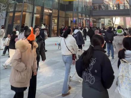 不愧是苏州数一数二的商场,还 不愧是苏州数一数二的商场,苏州万象天地,还没开业就那么多人#苏州万象天地