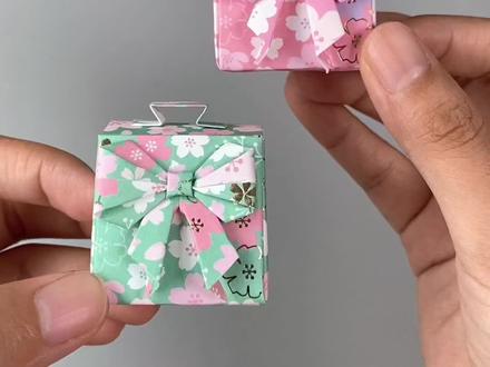 折立体书包只要一张纸就可以搞定,今天告诉你怎么折迷你小书包,简单又美丽,#幼儿园手工 #手工diy #亲子手工 #折纸 #创意手工