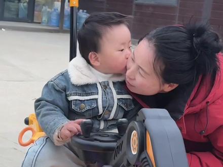 每个男孩心中都有一个“挖机梦”,今天为他实现这个小小的愿望!#家有萌娃 #记录真实生活