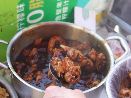 #省饭课代表 #抖音年味争霸赛 感受灵珠鸡骨棒大姨的慈祥微笑#舌尖上的市井味道 #抖音美食推荐官 #沈阳美食