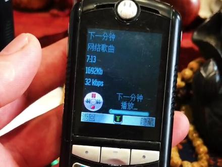 2004年,摩托罗拉E398横空出世,它被定义为娱乐手机,超强的音质征服了不少白领和音乐发烧友,你用过吗?