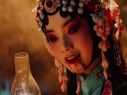 我们对日本缺少一次像样的清算。 梨园双生,故事背景设定在南京沦陷时期,二人的戏曲师傅惨遭日军杀害。为报国恨家仇,他们选择以戏台为战场,在百姓安全撤离后,在戏中喝下毒酒,点燃戏台与日军同归于尽。原本戏曲里的“今我二人”,被他们改成了“今我夫妻二人”,用一场戏完成了家国大义与双向奔赴的殉情。
忆倭寇侵华,不堪回首应回首;防死灰变故,务要警心再警心。
陈桥头 :代指 卢沟桥 ,象征 1937年七七事变 ——中国全面抗战的起点。
陈巷口 :代指 南京街巷 ,象征 南京大屠杀 中遇难的30万同胞。
