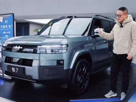 卖爆只因为便宜个大?试驾拆解方程豹钛7 一己之力让方盒子这个小众品类,成为了大众市场的爆款。这期视频我们来详细拆解这台方程豹的钛7。