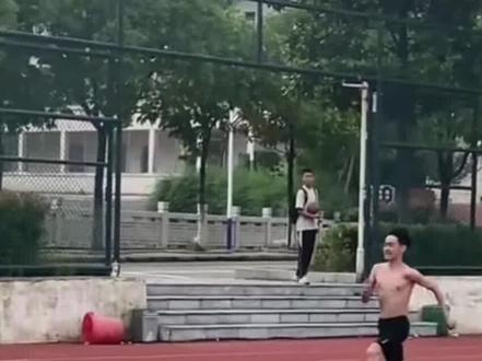 身高165小个子耐力惊人,江西省运会轻松摘得三金#田径 #体育生