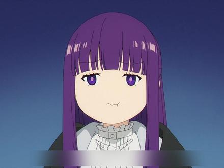 一句扔掉斩断师徒情,破碎法杖藏羁绊,费伦拒顶级魔法使邀约 #动漫混剪 #我在抖音看动漫 #二次元解说 #葬送的芙莉莲 #动漫解说
# 一句话斩断师徒羁绊,人类魔法时代正式降临
一句轻描淡写的“扔掉吧”,让芙莉莲与费伦的师徒关系降至冰点。
破碎的法杖是费伦与已故养父海塔唯一的念想,承载着她的童年与过往;可活了千年的精灵早已习惯离别,无法理解这份沉重的人类情感,让两人之间产生了难以弥合的裂痕。
另一边,第二轮试炼落败的利希特失意经营着修理店,被同样淘汰的宫廷法师邓肯开导,懂得活着就要向前、未来会变得更强。心烦意乱时,芙莉莲背着一麻袋法杖粉末找上门,拜托他修复这堆近乎报废的碎片。利希特嘴上吐槽是垃圾,却被芙莉莲淡然的态度激起好胜心,接下这不可能完成的任务,修复时才察觉这根法杖被主人万分珍视。
与此同时,一级魔法使**最终试炼**开启,考官是立于魔法界顶点的古老精灵大魔法使**杰伊里**。
她不满上一轮芙莉莲放水让弱者通关,以自身磅礴魔力进行筛选:**心生恐惧、无法认可自己的人直接淘汰**。
深渊般的威压接连刷掉大批考生,轮到芙莉莲时,她坦然坦言自己不认为会被认可,随后施展了一个极其普通的**变出花田的魔法**。
杰伊里认为此魔法毫无用处,直接判定她不合格。而芙莉莲平静道出过往:正是这个看似无聊的魔法,当年温暖了孤独的勇者辛梅尔,是她与伙伴们羁绊的起点,打败魔王从不是她一人的功劳。
轮到费伦接受考验,在杰伊里恐怖的魔力威压下,她一度动弹不得,却敏锐捕捉到对方完美魔力中一丝极其细微的**波动破绽**。
杰伊里大为震惊,当即抛出橄榄枝,许诺收她为徒、带她登临魔法顶峰。但费伦毫不犹豫拒绝,坚定选择留在芙莉莲身边。
这份看穿强者破绽的天赋、忠于本心的意志,让杰伊里由衷认可,费伦顺利合格。
千年精灵被时代淘汰,新生代人类魔法使崭露锋芒,**属于人类的魔法时代,正式到来**。