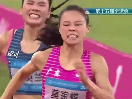 全力拼,燃尽了!肇庆莫家蝶0.12 秒绝杀冲线,助力广东队拿下4X400米混合接力金牌。(来源:肇庆市融媒体中心)