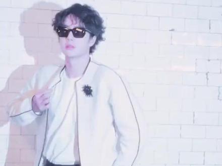 当高奢都在抢明星时,有一个品牌从不请代言人,却让名流富豪爱不释手!
#爱马仕 #代言人 #品牌 #高奢 #时尚
