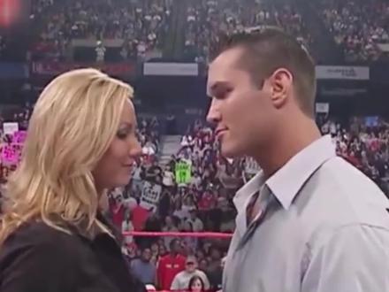 兰迪RKO史黛西,一点都不怜香惜玉 #WWE #精彩场面 #兰迪 #史黛西 #亲吻现场