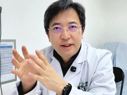 间质性肺炎是啥? 它其实就是肺里的“支撑结构”出了问题——变厚、发炎、长疤痕。打个比方:肺像海绵,海绵本身变硬了,就是肺间质出了问题。
如果你有反复干咳、一动就喘的症状,早点去查CT看看,可别耽误了。
#间质性肺炎 #肺纤维化 #间质性肺疾病 #肺间质 #呼吸困难
