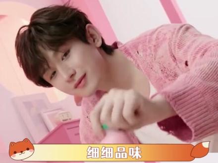 能拍出这个的背后必有高人出招!等我老了也要这样大闹互联网! #和姐妹们一起喝点粉色的液体 #抽象 #搞笑 #粉色的液体 #桂香