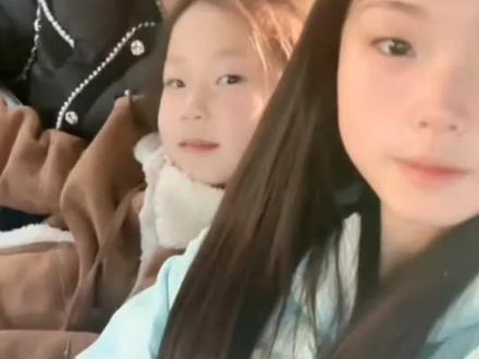 甘二妹坐飞机回四川了!#甘宇翼 没上大学,依旧谈吐这么优秀,基因好永远改不了!89年的,自己经营着这么大的烧烤店,养育了三个孩子,即便住在城中村,人家依旧很优秀,不比城里有好几套的开豪车的差,才36岁啊,养父母就过世了,估计养父母年龄很大了,在世的时候甘宇翼还得尽孝,试问哪个89年左右的孩子能做到,这个年龄很多还需要家里帮衬甚至啃老,四十岁人生才刚刚起步,一切都刚刚好,就凭见面给他爸妈唱的那首万爱千恩,这个男孩子不是一般孩子能比的,这谈吐做网络稳稳滴,最后说一句,别再干夜店了,这个熬夜对人体的杀伤力是无形的也是最恐怖的,在医院的肝胆科见的太多太多了,因为现在你还年轻觉不到啥。加油青年!