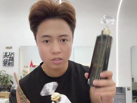 有头屑,大油头,开叉,断发的看过来#去屑止痒 #我偏要给岁月点颜色看看 #沪兮女王洗发水 #去屑洗发水