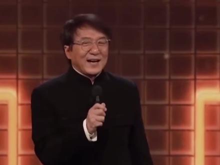 成龙女儿近况曝光,在加拿大领取免费食物,靠在餐馆打工养活妻子 #成龙