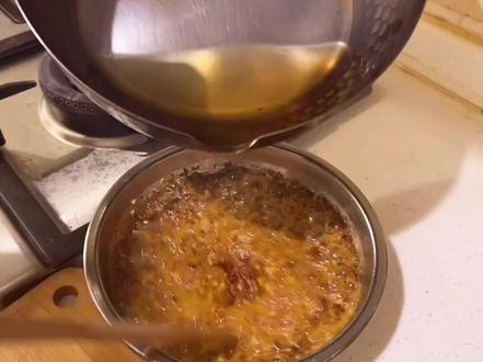 我们家阿姨自己榨的辣椒油~史上无敌最好吃!辣椒核桃油都是自己弄的纯天然~#辣椒油配方 #辣椒油做法 #辣椒油教程 #在家做美食 #homemade美食 #甘肃美食