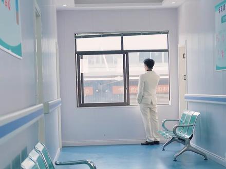 捐肾后她成了植物人,七年后女儿遇险,竟被生父凭胎记认出救下! #爸爸你凶我我也爱你 #人小鬼大 #萌星看剧 #短国的夏天
七年前,赵沐歌给身患绝症的初恋傅时宴捐肾后,担心自己成为拖累以及门不当户不对,就狠心离开傅时宴,还生下傅可可独自抚养,傅时宴因此误会赵沐歌嫌贫爱富。七年后,赵沐歌为了救出车祸的沪上皇顾惊鸿变成植物人,依靠傅可可苦苦支撑,最终在餐厅老板和医院病人的支持下凑够了钱,只是即将给赵沐歌手术的时候,傅可可招惹了厉家千金厉寒月,厉寒月不仅要傅可可下跪道歉,还要拿花瓶砸傅可可的脑袋,关键时刻,被逼婚的傅时宴认出傅可可脖子下的傅家特征‘龙之吻’,当下怒喝‘住手’救下傅可可。