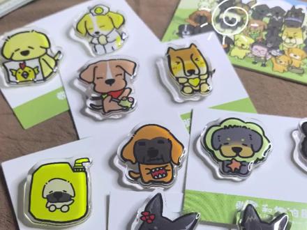 骏良帆布包和小徽章开箱volg! 家人们!超开心收到骏良团队送的周边,质感直接拉满!迫不及待把这份喜悦分享给大家,一起感受这份暖心呀!
厚实耐用的帆布包颜值在线又能装,小巧精致的小徽章做工超棒,细节满满质感绝了~ 真心感谢骏良和门头沟狗狗们带来的欢乐!也谢谢一路支持我的伙伴们,同我一起分享精彩片段。
这是我第一次录开箱vlog,因为收到周边太兴奋,拿到手就立刻开箱,节奏和细节可能不够完美,还请大家多多包涵~
特别感谢骏良哥和小助理厨师长👩🏻🍳!@骏良 @骏良小助理(厨师长版)
辛苦各位画师画出门头沟的小狗们,帆布包图样源于古早老师☺️@古早小狗卷 ,小徽章图样源于小龙猫老师☺️@小龙猫 辛苦大家啦!
#骏良 #狗狗 #周边 #帆布包 #蒜皮儿