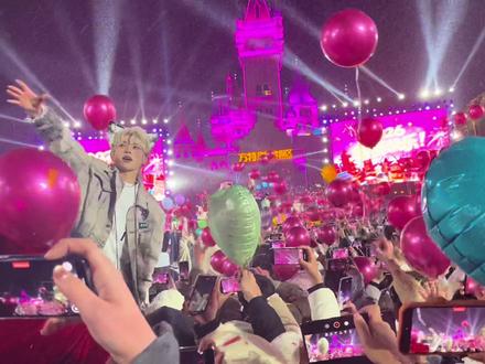 方特也太会了吧,跨年盛典氛围感直接拉满🎉🎉现场超燃超嗨,还有很多帅帅的NPC😍老阿姨的我也是年轻了一把🙊少女心爆棚❤️#方特跨年夜 #live现场 #NPC #郑州方特 #新年快乐