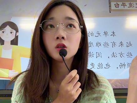 班级里这种“网络热梗”真的很让老师头疼 所以究竟何为良策也确实值得深思 #教师日常#教育问题#师生日常 #教育孩子
一次课前时间路过走廊,发现一大堆孩子定在那一动不动,我还以为是在玩“1.23”木头人的游戏,结果一了解,他们玩的游戏口号是“谁动谁是gay”,再后面越演越烈,班里到处都是“你笑了你是gay”“你跑最后你是gay”~~ 的烂梗
这让我想起小时候玩的,你动了你就是“猪”,你就是“狗”的游戏,现如今,思想不成熟,容易受影响的小学群体将“gay”等同于类似“猪”“狗”这样的贬义骂人词。
孩子们思想是容易受影响的,或许部分孩子只是觉得跟风玩网络热梗是件很酷的事情,所以如果您发现了孩子正在说一些不良的网络热梗,请引导孩子如何正确看待性取向,如何尊重每个人自由选择的权利,不能以此作为笑点来进行歧视!