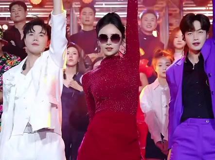 #dou上热门 #感受舞蹈魅力 星城舞王娜娜咪带领大姐昊晰,孟一辰,满满的回忆!太酷啦😎@昊瀚培训号 @娜娜咪🌞(初十二晚7点半开播) @昊晰🍬(每天下午两点直播) @孟一辰🎋 星城