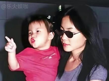 明明窦靖童抚养权归王菲,为何她常年跟随姑姑生活?原来妈妈给了她翅膀,姑姑却教她怎么落地#王菲 #窦靖童 #窦颖 #影娱热点团 #内容启发搜索