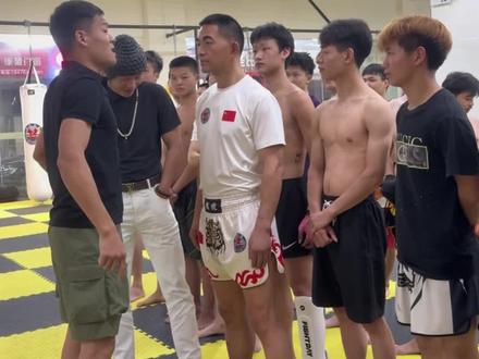 杨守田的水平也太差了吧,连14岁的小孩也干不过,你们还不快点来干他。