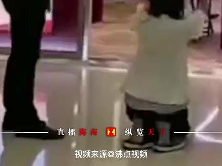 海旅免税城迪奥店前,女子莫名跪下磕头