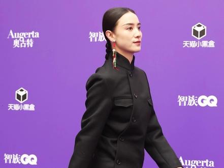 #宋佳 全黑新中式造型亮相gq红毯 还提了个鸟笼