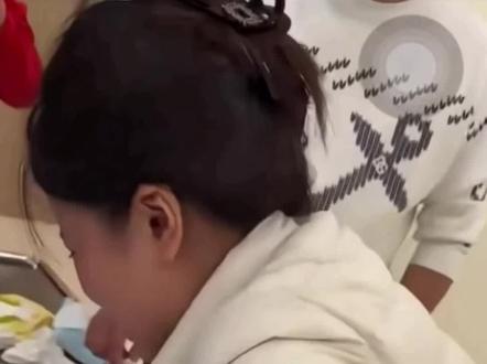 妈妈为什么那么克制
因为这是她求了很久很久很久
再三保证不会大吵大闹
才换来的见面机会
#小洛熙 #小洛熙妈妈 #洛熙热点事件 #妈妈的艰难处境