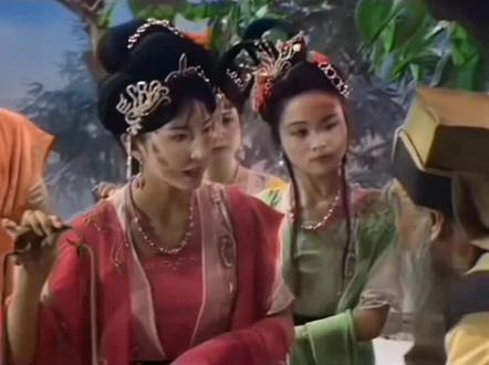 《大闹蟠桃会》作为《西游记》里的经典情节,以奇幻瑰丽的想象和鲜活的人物塑造,构建出一个充满奇思妙想与矛盾冲突的神话世界。
情节架构:情节发展层层递进,极具张力。孙悟空得知自己未被邀请参加蟠桃会,自尊心受挫,从偷蟠桃、盗御酒到偷吃仙丹,他的反抗行为逐步升级,把天庭搅得一片混乱。这一系列事件像多米诺骨牌般引发连锁反应,将故事推向高潮,使读者被紧张刺激的情节深深吸引。
人物刻画:鲜明地展现出孙悟空的性格。他对不公待遇的反应迅速且激烈,大闹蟠桃会是他叛逆精神的极致体现,淋漓尽致地表现出他天不怕地不怕、敢于挑战权威的性格特点,使这一角色形象跃然纸上,深入人心。
主题映射:一方面,此情节反映了社会中弱势群体对不公秩序的反抗,孙悟空虽本领高强,却在天庭的等级体系中饱受轻视,这映射出普通民众对社会阶层固化和不公正对待的不满与抗争;另一方面,也探讨了自由与规则的关系,孙悟空的肆意妄为打破天庭既定规则,引发冲突,让人们思考自由的边界和规则的必要性 。
艺术手法:作者运用丰富的想象,描绘出蟠桃会奢华的场景,如玉液琼浆、珍馐美馔、仙乐飘飘,与孙悟空大闹时的混乱形成强烈反差,给读者带来视觉和情感上的冲击。语言幽默诙谐,对人物对话和动作的描写生动有趣,增强了故事的可读性和趣味性,使整个情节读起来妙趣横生。