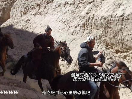 汗水悄悄撒下的沙漠 有苦有难你从来都不讲…却给大家带回一朵旷野中的玫瑰做礼物#裴行俨 #电影镖人 #刘耀文